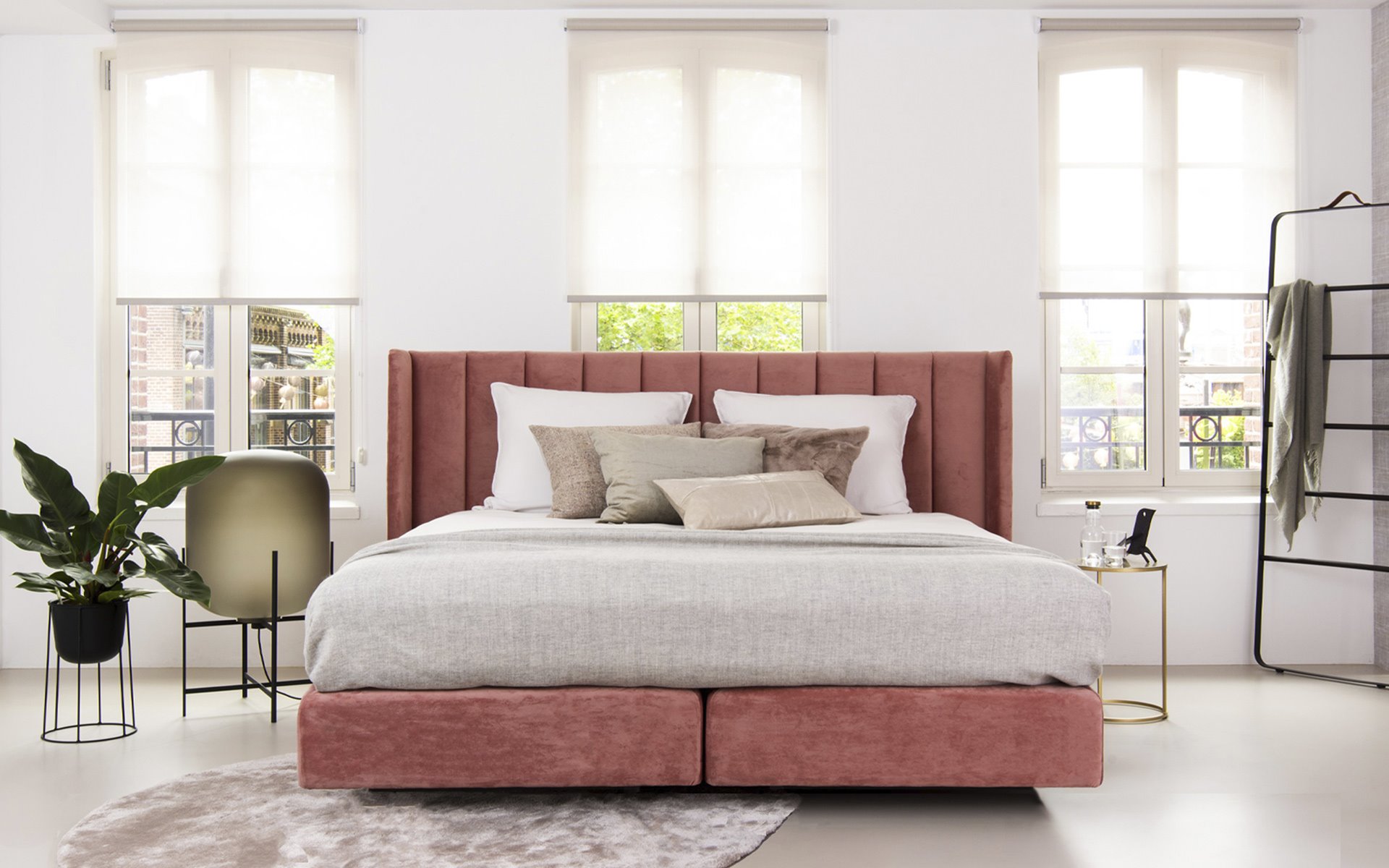 Boxspring Castor pink showroom bed habits